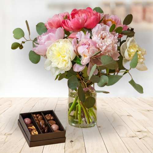 - Flower Bouquet And Chocolate For Mother's Day | Roses N Quality Chocolates